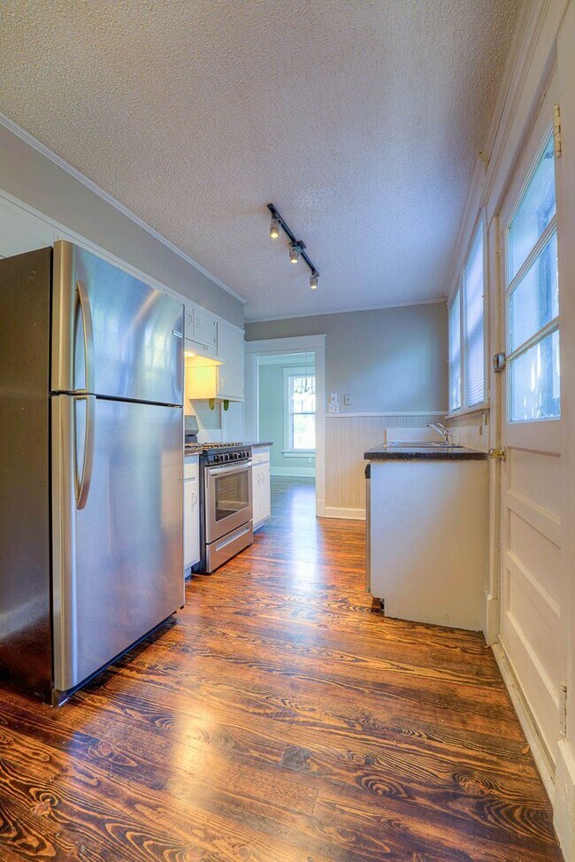 Building Photo - Gorgeous, renovated Midtown 3/1.