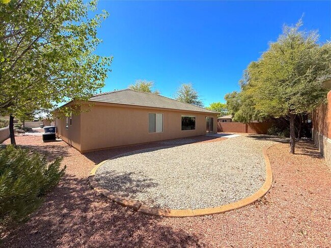 Building Photo - 3 bed, 2 bath home with 2 car garage