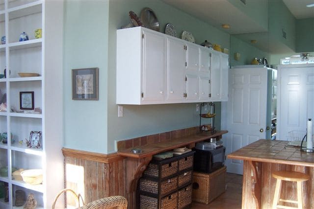 Kitchen to built-in shelving - 5940 Laurel St