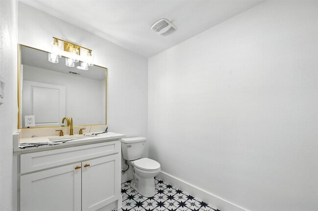 Building Photo - 508 W White Ave