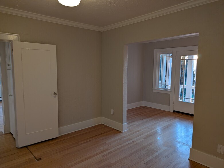 Building Photo - 2424 Hobart Ave SW