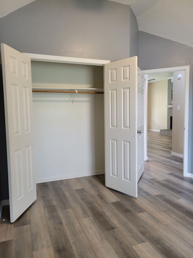 Building Photo - 3bd/2ba house close to major shopping, restaurants, and Ft. Hood!