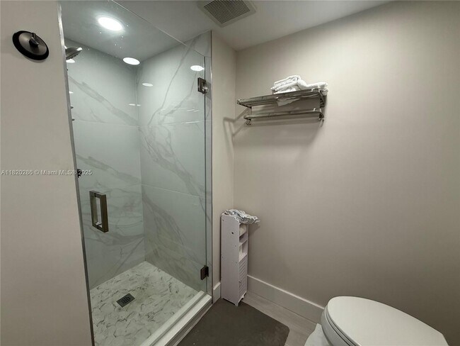 Building Photo - 9405 Fontainebleau Blvd