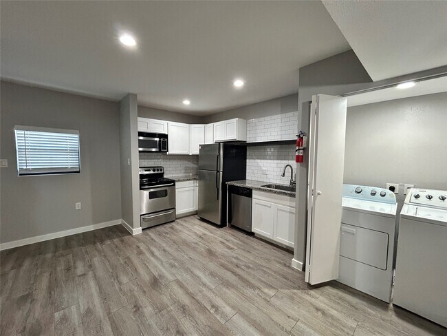 Building Photo - 2810 Beauchamp St