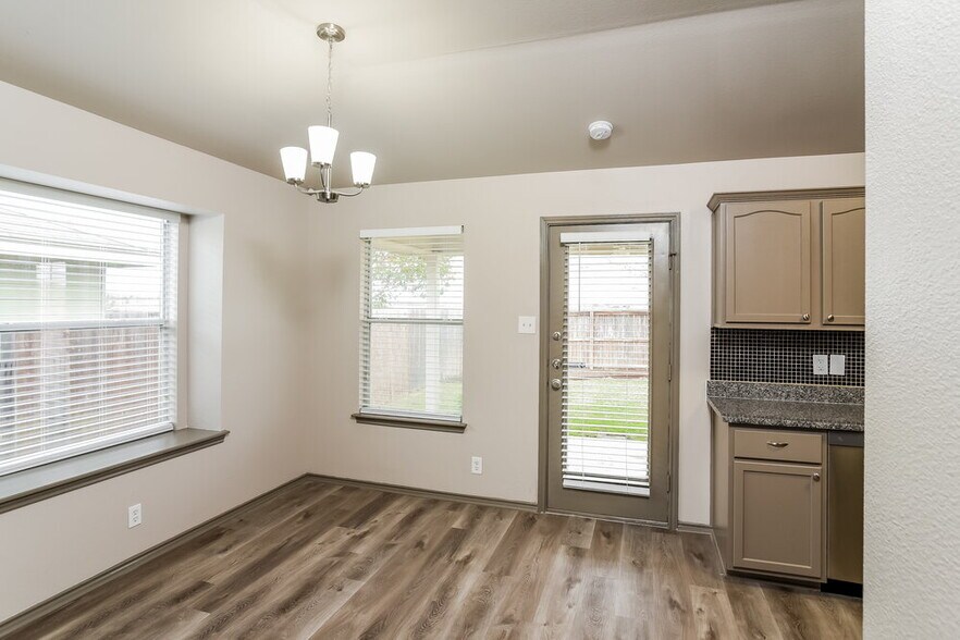 Building Photo - 316 Hummingbird Dr