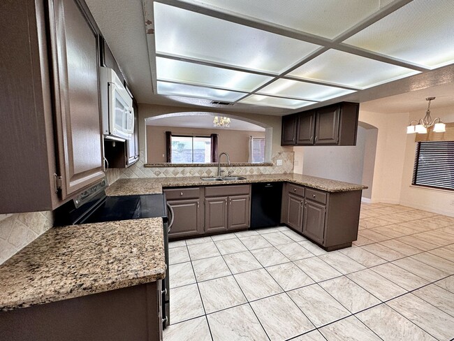 Building Photo - Green Valley Luxury Single Story: Pool, Putting Green, 4 Bedrooms, SOLAR!