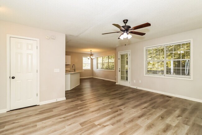 Building Photo - 1042 Whispering Woods Dr