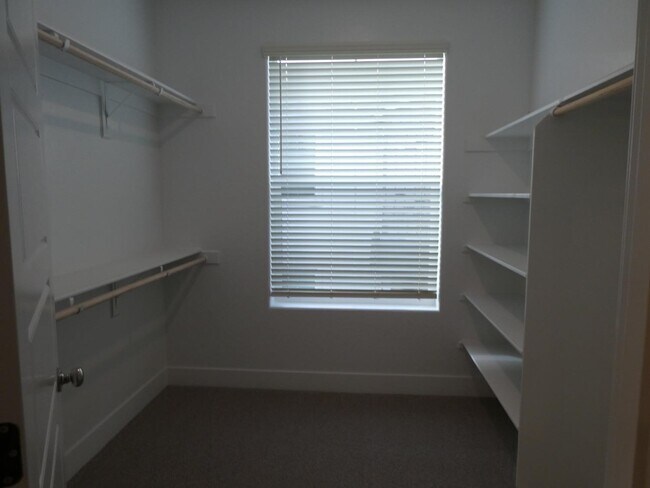 Building Photo - 2725 E Teaberry Dr