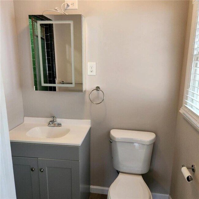 Building Photo - 1049 Ormewood Ave SE