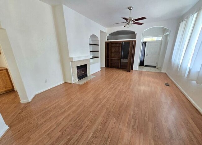 Building Photo - Stylish 4-Bedroom Home Near Red Hawk Golf ...