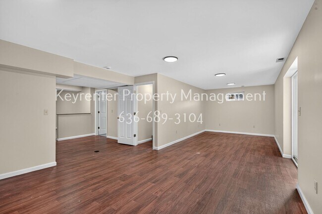 Building Photo - 357 Della Dr