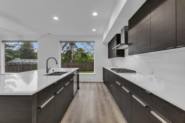 Building Photo - Large luxurious 5 bedroom Home in Renton