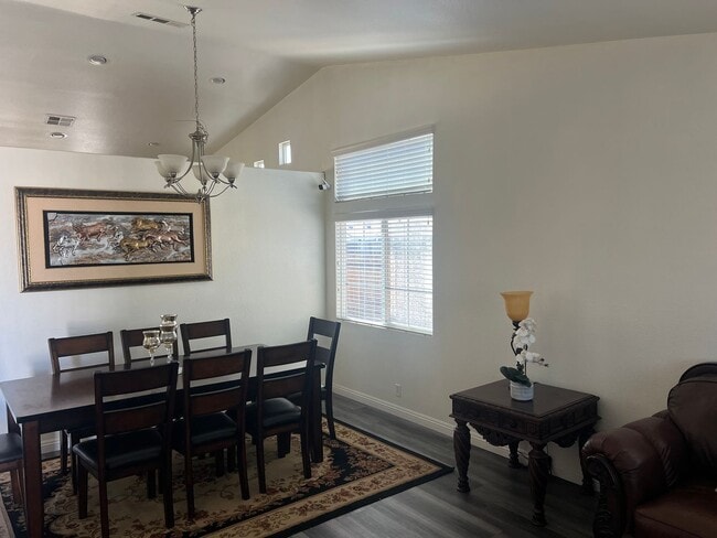 Building Photo - Spacious 4-Bedroom Home in Desirable Apple Valley Neighborhood