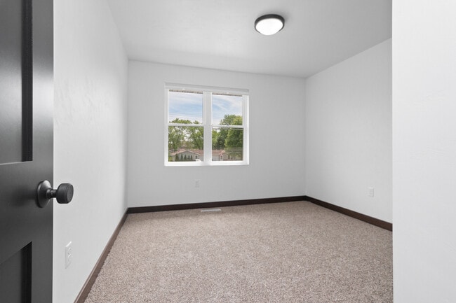 Building Photo - 735 Hoffman Rd