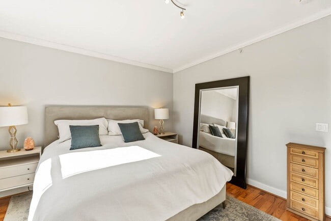 Building Photo - Logan Circle Condo