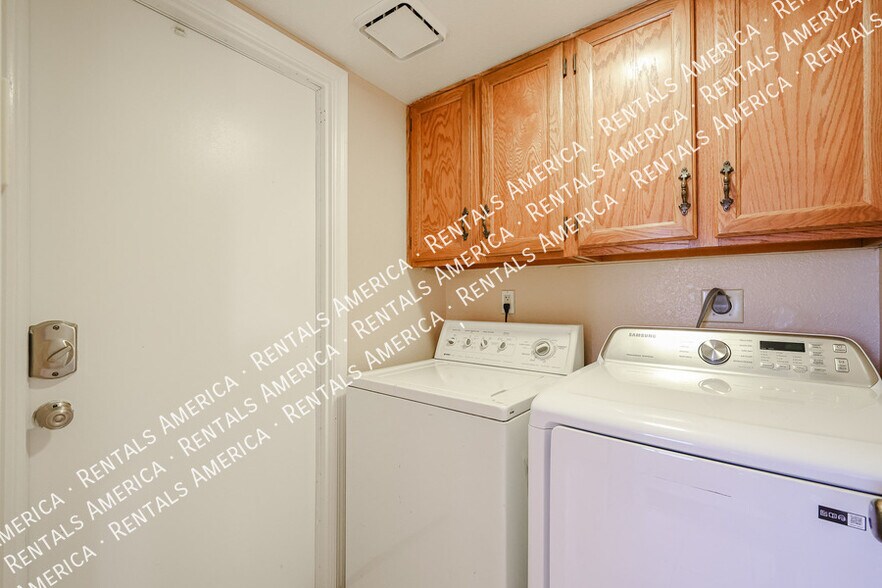 Building Photo - 1817 N Palm Dr