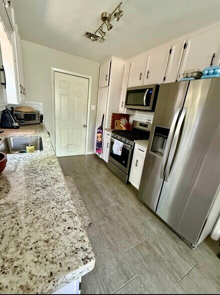 Building Photo - 4011 Woodbriar Dr