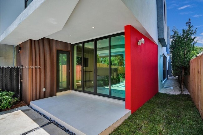 Building Photo - 3645 SW 1st Ave
