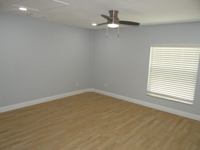 Building Photo - Gorgeous 3/2 in Clearwater