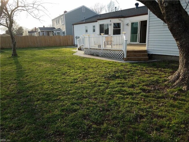 Building Photo - Remodeled 3BR Home in Indian Lakes - Granite Counter Tops and Stainless Steel Appliances