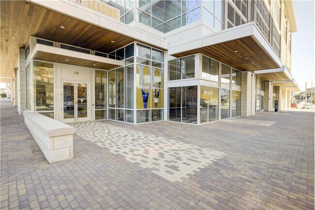 Building Photo - 702 E 11th St