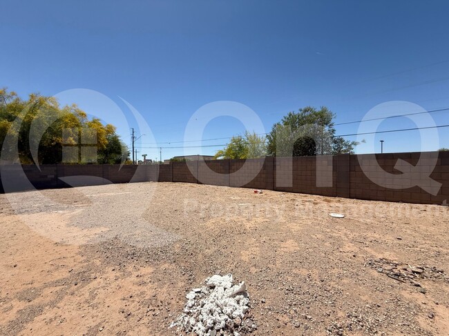 Building Photo - 822 N Navajo Ln