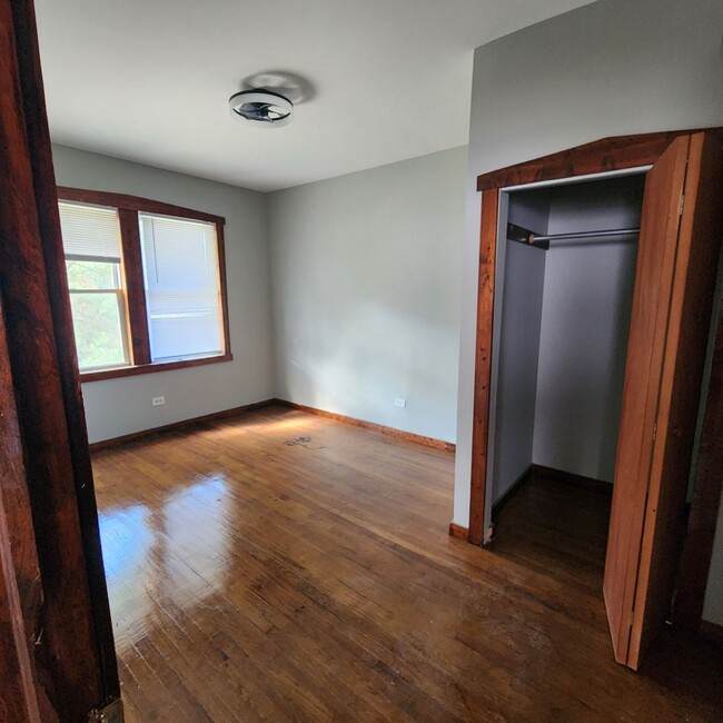 Building Photo - Move In Specials! Spacious 3 Bedroom, 2 Fu...