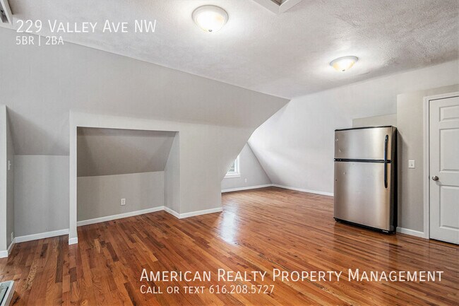 Building Photo - 229 Valley Ave NW