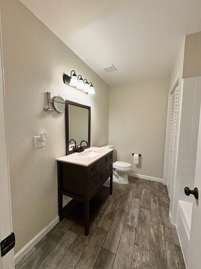 Building Photo - Spacious 3 Bedroom Gilroy Home with AC  & Attached Garage