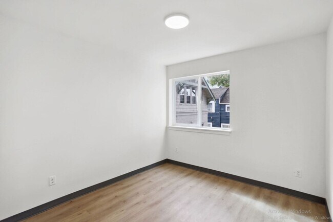 Building Photo - Spacious Townhome – Husky now leasing!