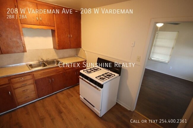Building Photo - 208 W Vardeman Ave