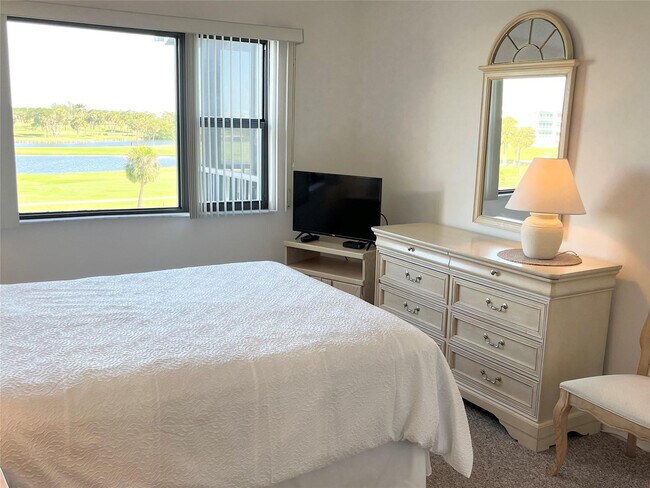 Building Photo - 40 NE Plantation Rd