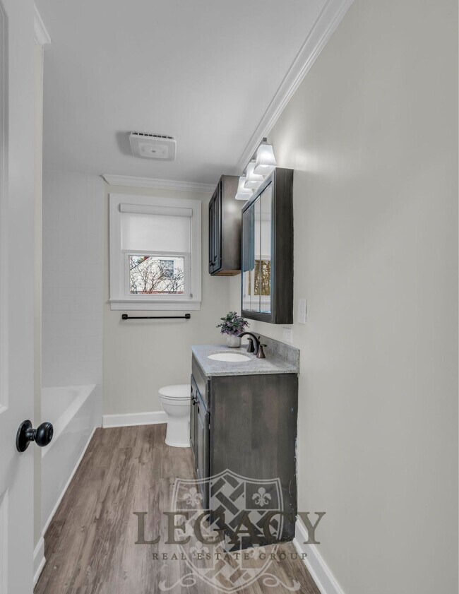 Building Photo - 719 Woodmere Dr