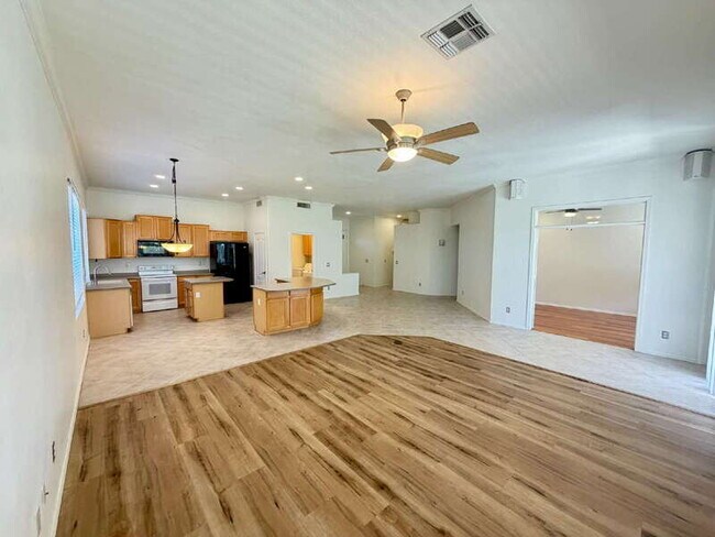 Building Photo - 885 W Aloe Pl