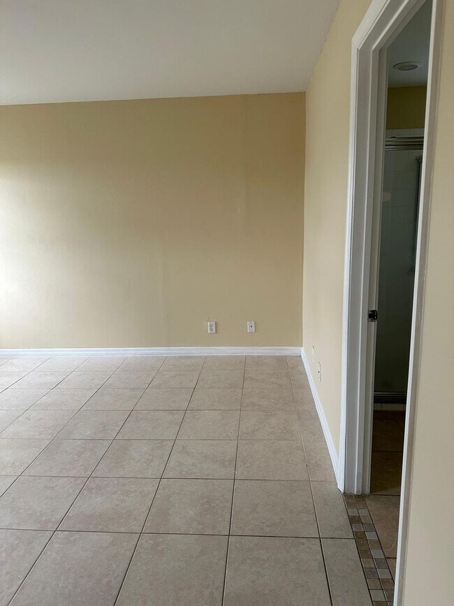 Building Photo - Spacious 3-Bed + Den Home with 2-Car Garag...