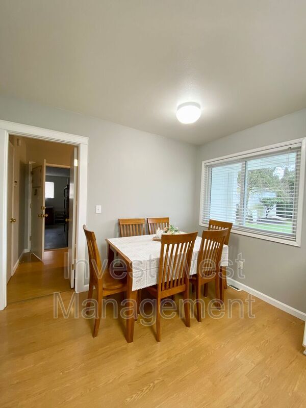 Building Photo - 6224 NW Dogwood Dr