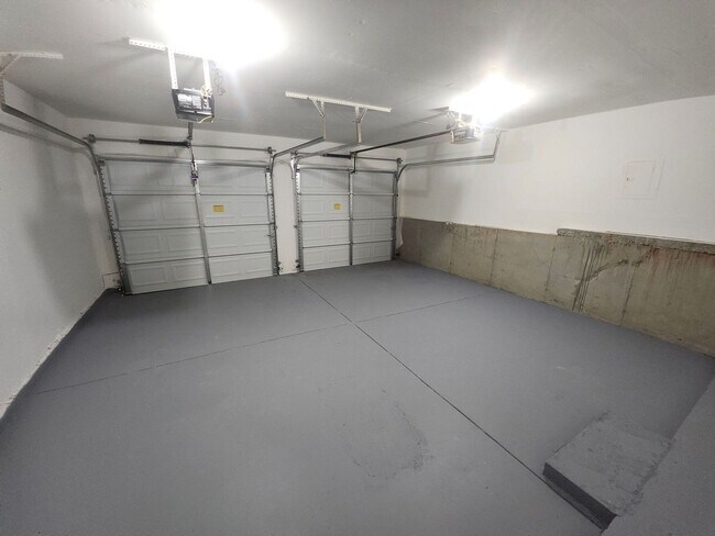 Building Photo - 3-Bedroom, 2.5-Bath Home in Desirable Lith...