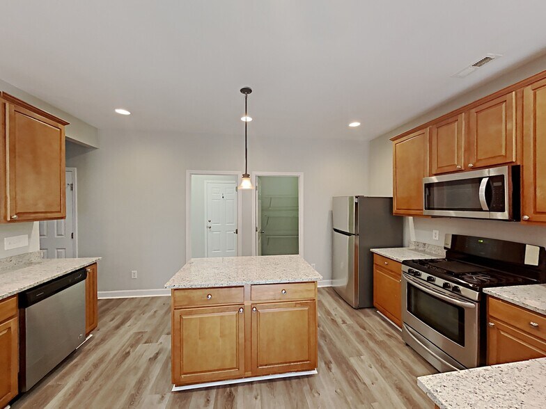 Building Photo - 202 River Hills Dr