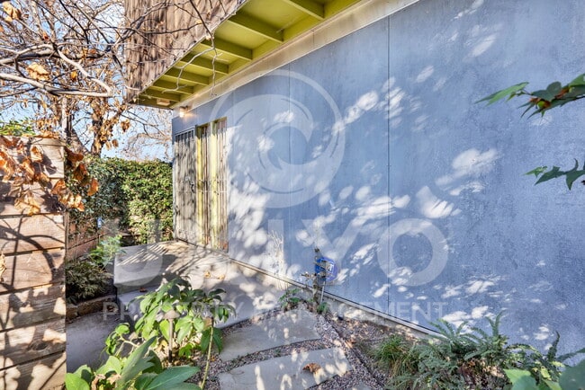 Building Photo - 6100 Adeline St