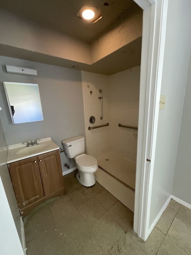 Building Photo - Duplex in the Heart of South Austin