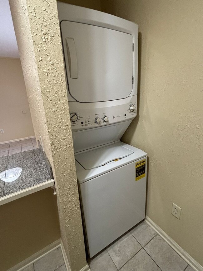 Building Photo - Studio Apartment