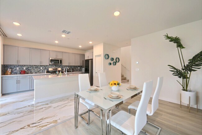 Building Photo - 2585 E Embry Ln