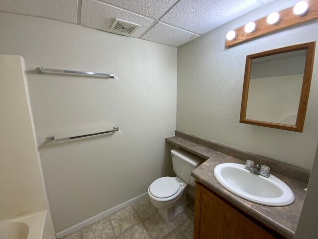 Building Photo - 3 Bedroom 2 Bathroom Duplex