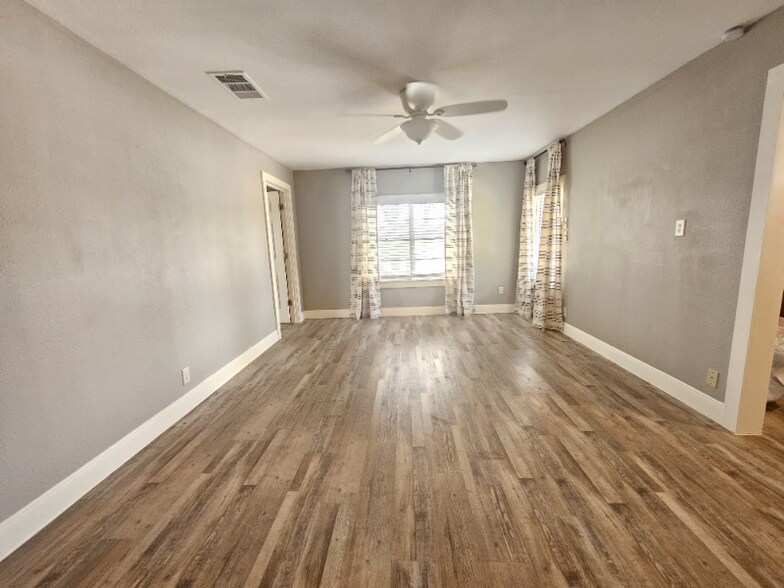 Building Photo - 513 S La Grange St