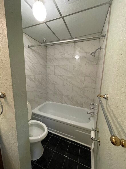 Bathroom Shower/Tub - 7024 N Holiday Dr
