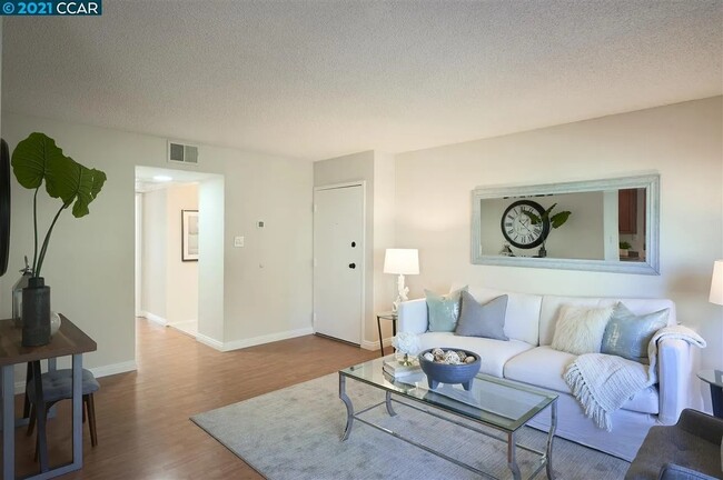 Building Photo - 2728 Oak Rd