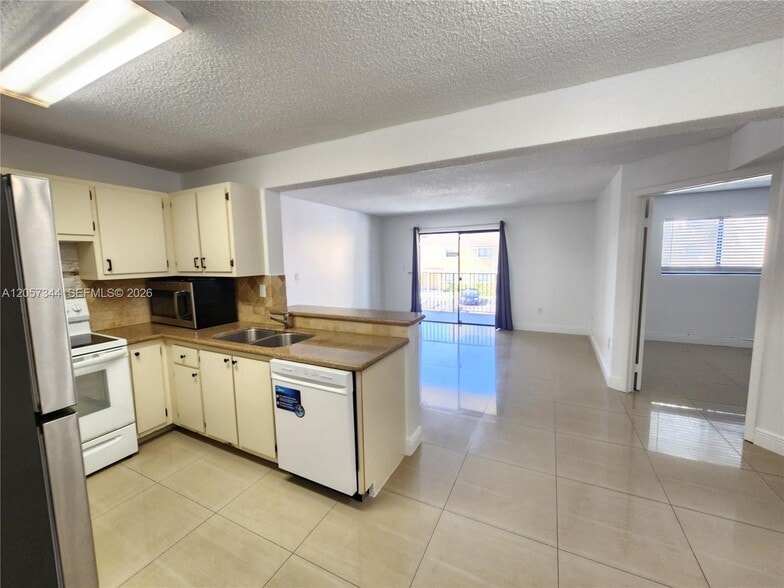 Building Photo - 9491 Palm Cir S