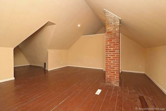Building Photo - Available THIS SUMMER-Spacious Home Close to Campus
