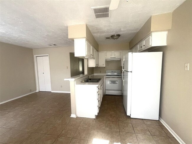 Building Photo - 13573 Castilian Dr