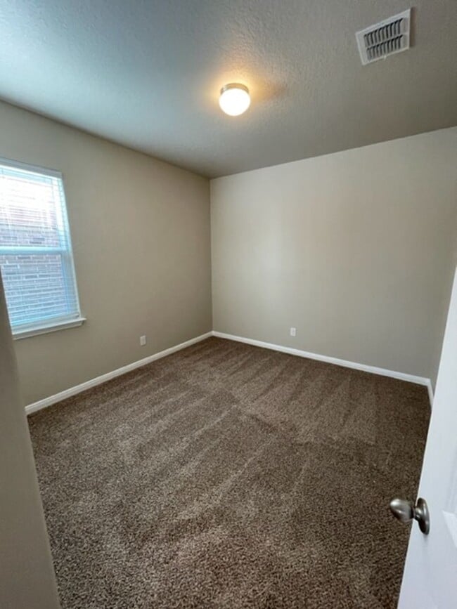 Building Photo - 6350 Daisy Way